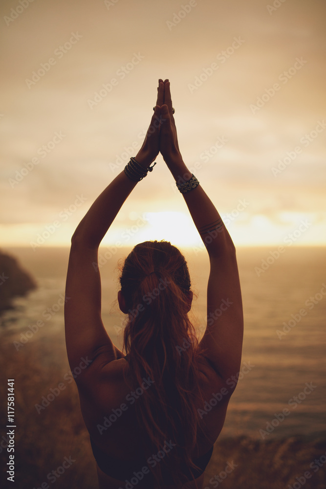 健康女性在日落时练习瑜伽