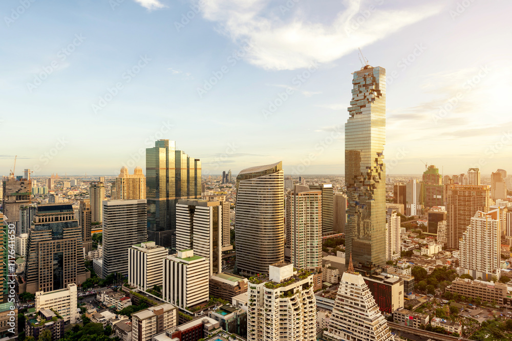 日落时拥有摩天大楼和城市天际线的曼谷城市