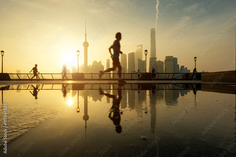 人们与上海一起在黄浦江畔晨跑