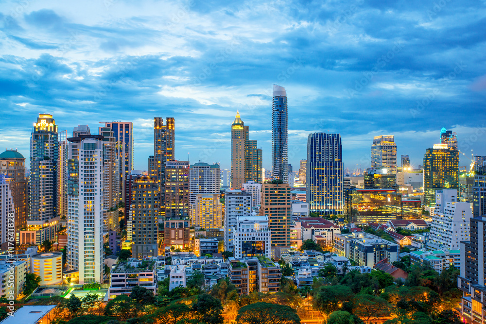 曼谷夜晚的曼谷城市摩天大楼和曼谷天际线