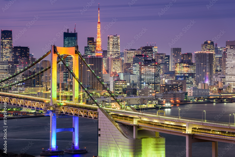 日本东京，彩虹桥和东京塔的城市景观。