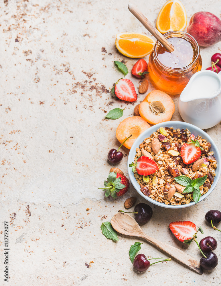 健康早餐原料。碗里的燕麦格兰诺拉麦片配坚果、草莓和薄荷叶，水罐，h