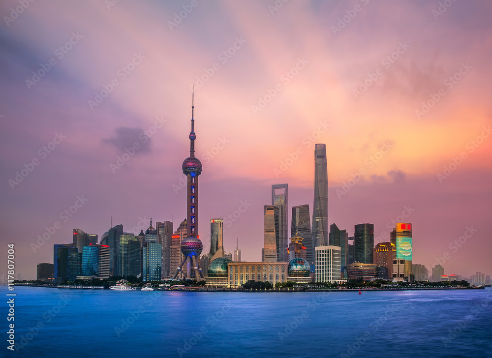 中国上海，黄浦江上的城市天际线。