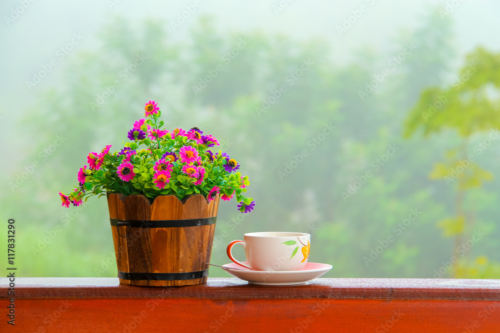 木质甲板上的咖啡杯和花盆。