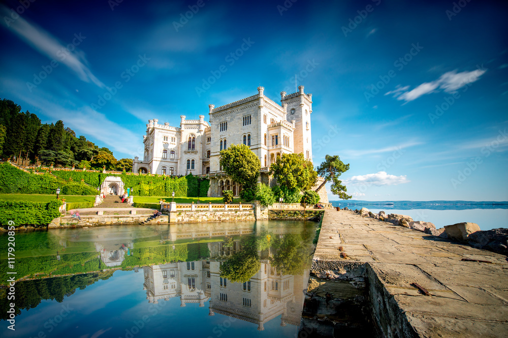 意大利东北部的里雅斯特湾上的米拉马尔城堡。长曝光图像技术wi