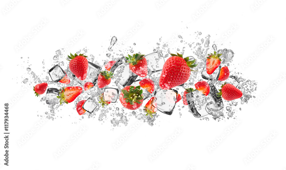水中草莓在白色背景上飞溅