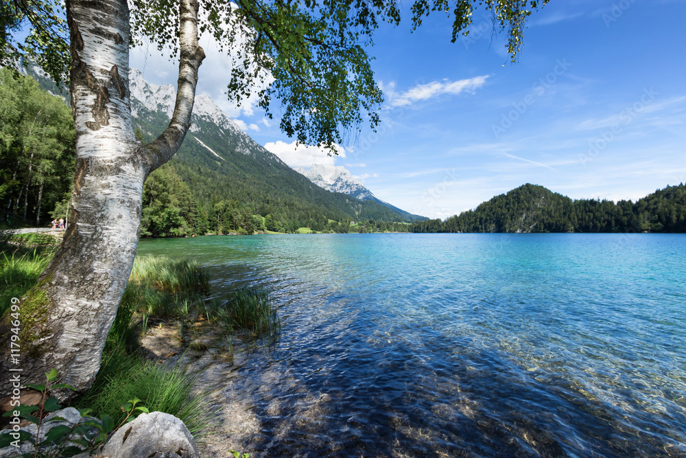 在山湖放松的地方。奥地利，蒂罗尔，欣特施泰纳湖