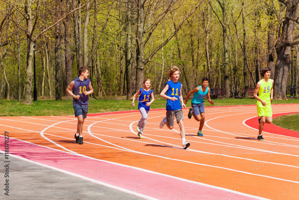 体育场内五名青少年跑步运动员