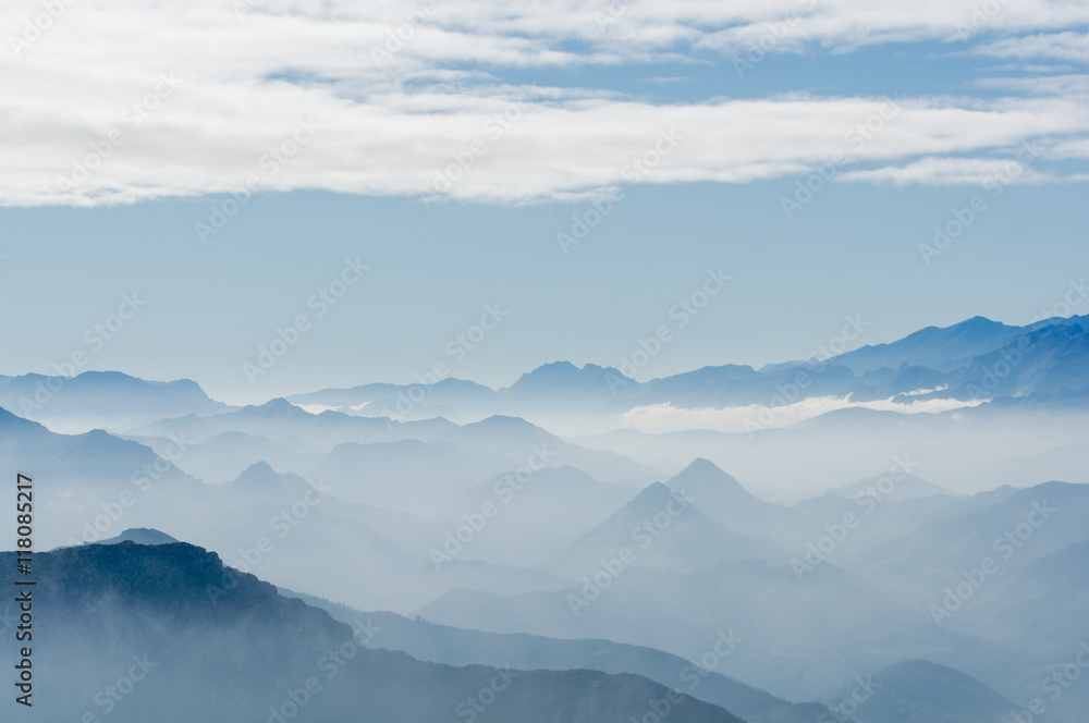 Berglandschaft im Nebel-Asturien（Spanien）的欧洲皮科