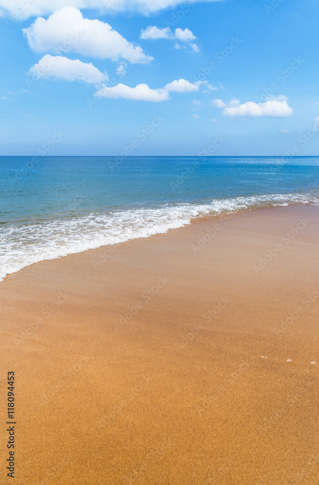 空旷的热带海滩和蓝色海洋上的白色软浪