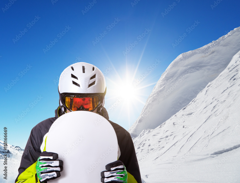 滑雪板运动员拿着滑雪板离开滑雪道