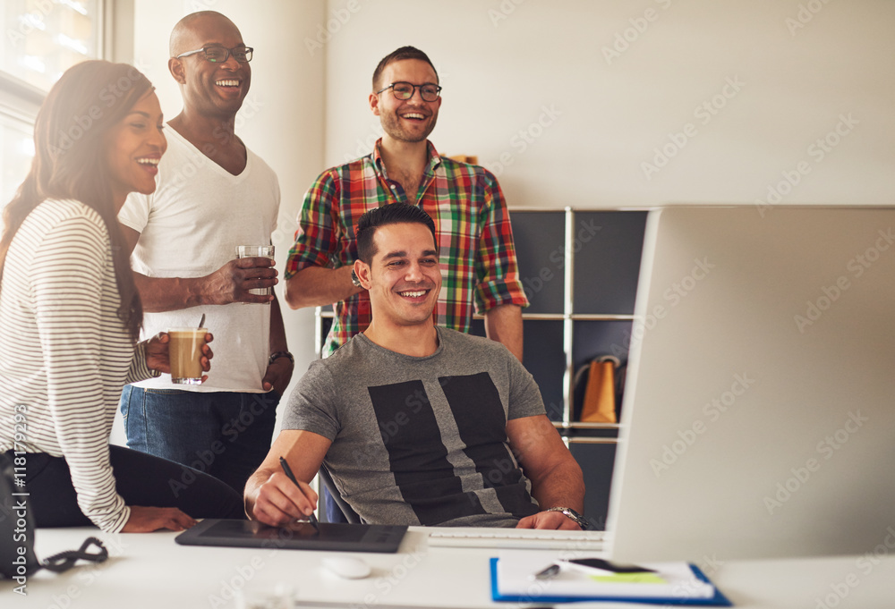 办公室里对着电脑大笑的男人和女人