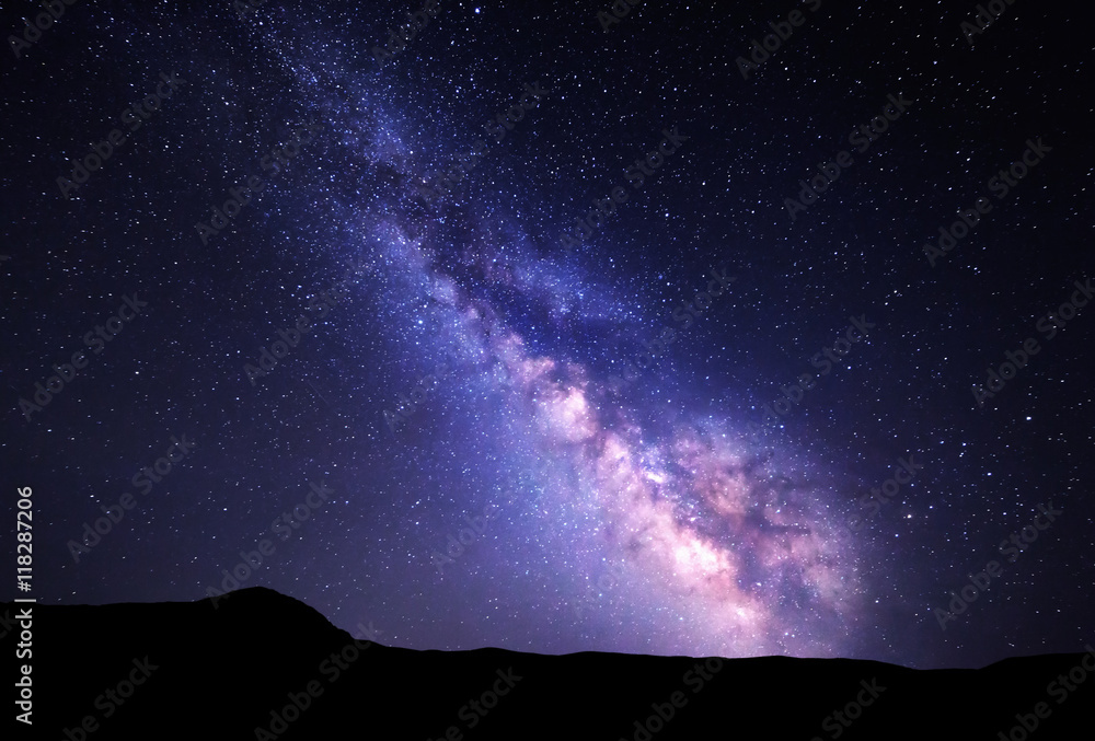 银河系的风景。山上有星星的夜空。