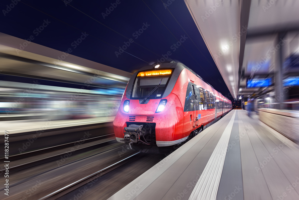现代高速红色客运列车夜间通过火车站。苏站