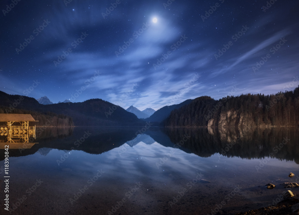 德国阿尔卑斯湖之夜。美丽的湖泊、山脉、森林、星星和满月景观