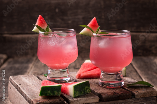 西瓜饮料与西瓜片薄荷和柠檬，复古的背景，柔和的焦点