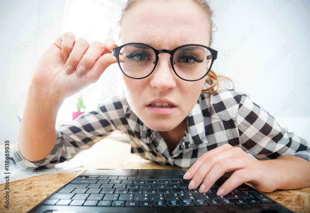 女性在家庭办公室用笔记本电脑搜索互联网，网络摄像头视图