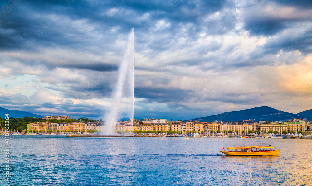 日内瓦天际线，日落时分有著名的Jet dEau喷泉和船，瑞士