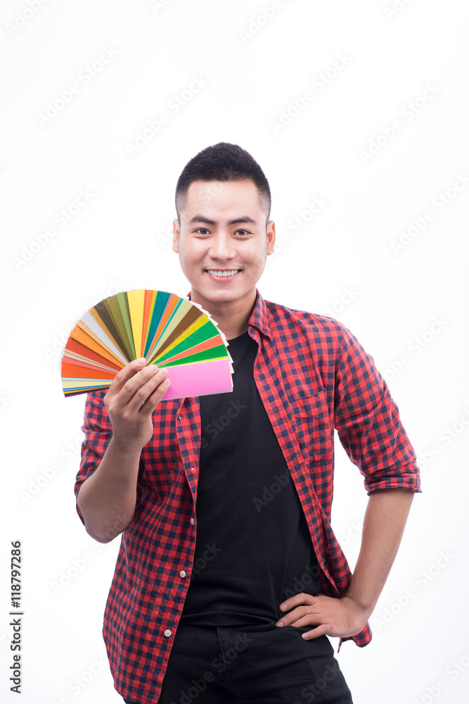 快乐的亚洲男性平面设计师，手里拿着彩色风扇