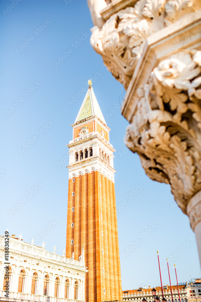 威尼斯主广场上的圣马可钟楼。带柱子碎片的近景