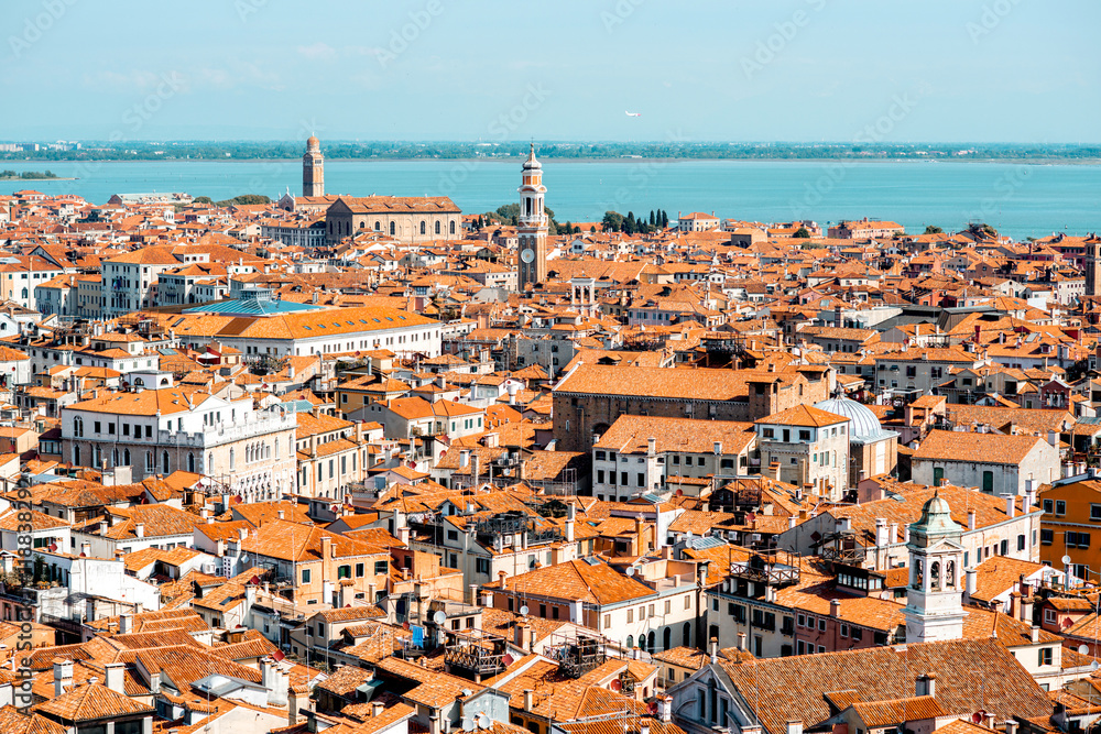 从圣马可钟楼俯瞰威尼斯的San Polo和Cannaregio地区