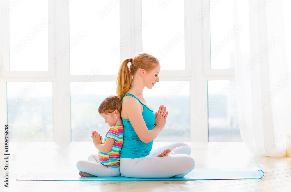家庭母亲和孩子女儿正在冥想和冥想