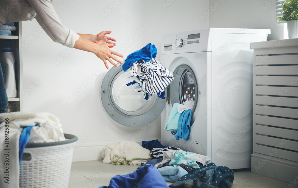 洗衣概念。脏衣服飞进洗衣机