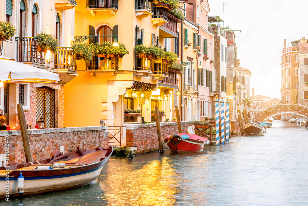 威尼斯多索杜罗地区有餐厅的浪漫小运河