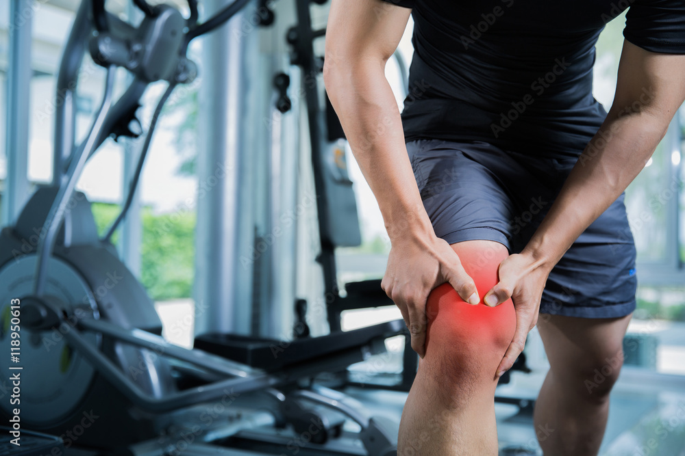健康男性在健身房锻炼受伤，膝盖受伤