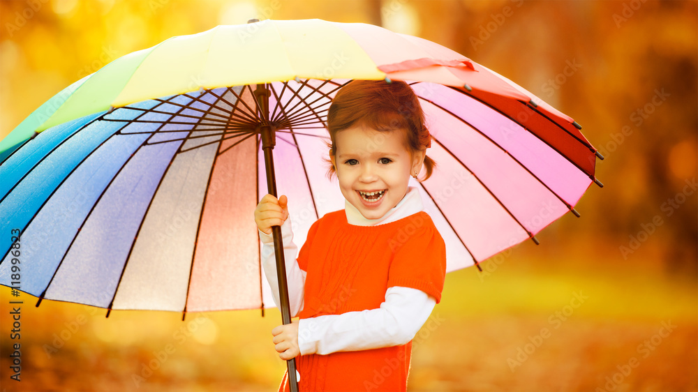 快乐的小女孩，带着五颜六色的彩虹伞在巴基斯坦