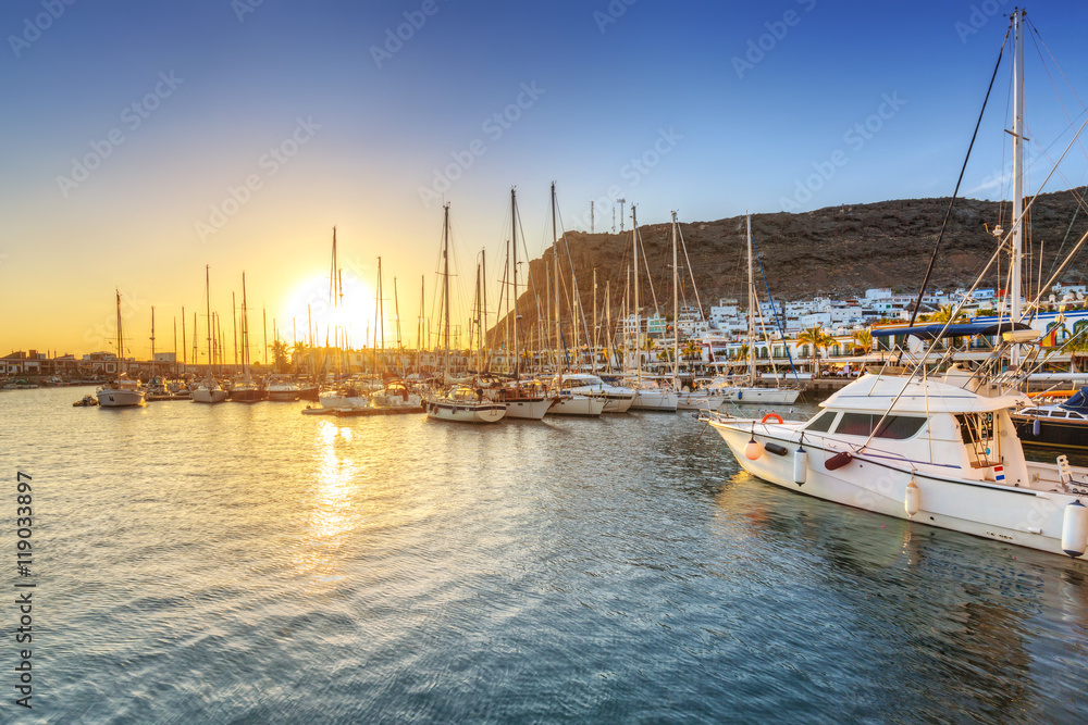 西班牙大加那利岛日落时分的莫甘港码头。