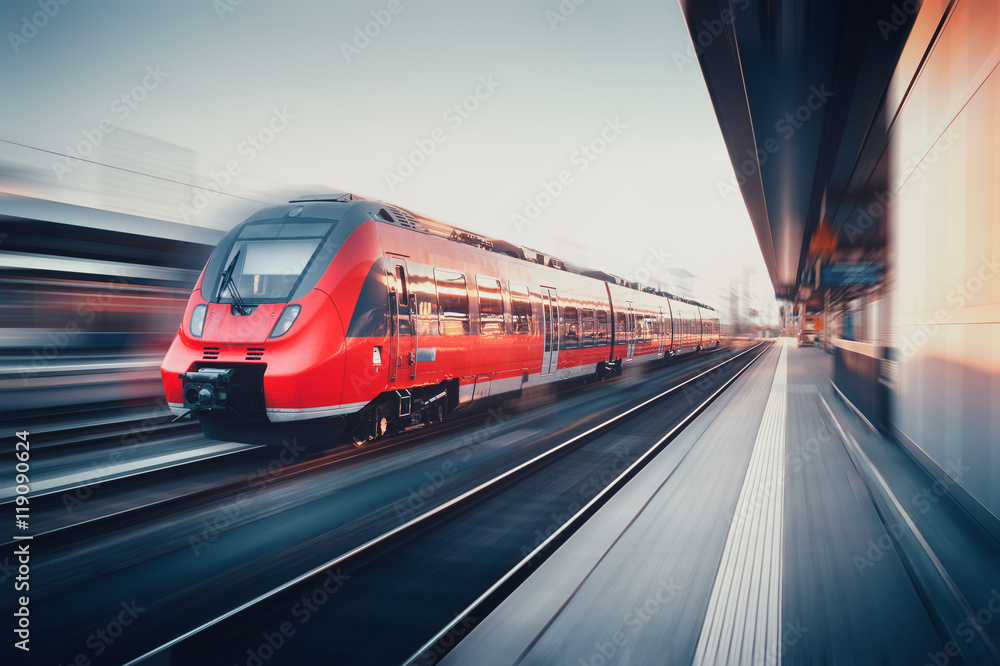 美丽的火车站，摩提有现代化的红色通勤列车