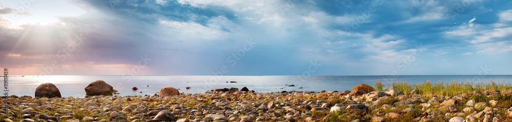 落日余晖下的海边岩石海岸。拉赫马自然公园海岸景观，天空美丽