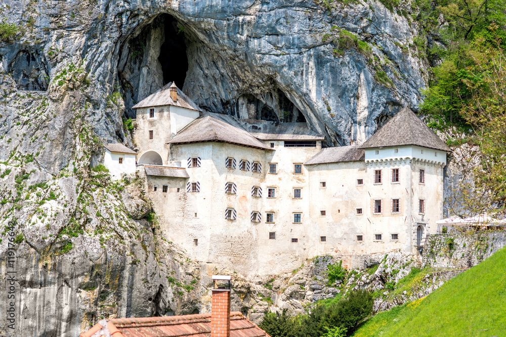 斯洛文尼亚岩石中Predjama城堡景观