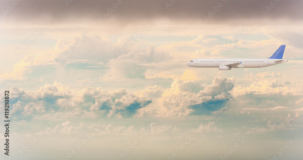 多云天空背景的飞机，探索概念