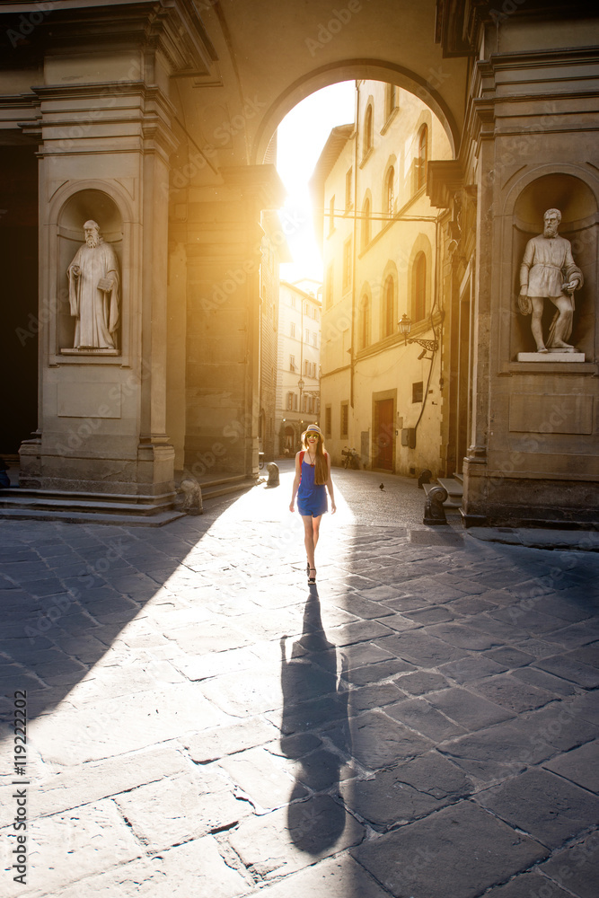 佛罗伦萨乌菲齐博物馆附近美丽的拱门，一位女士清晨散步。在意大利度假