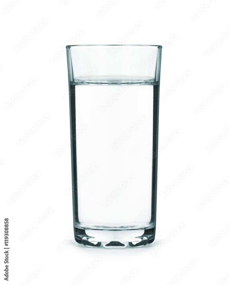 一个高高的玻璃杯，里面装满了隔离在白色背景上的水