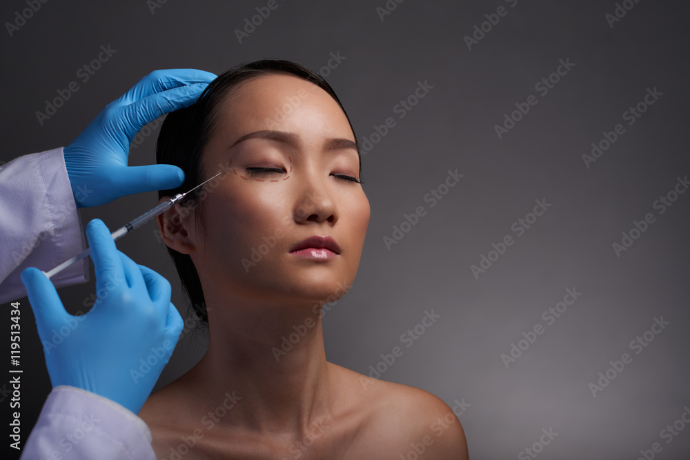 中国年轻女性注射透明质酸疼痛