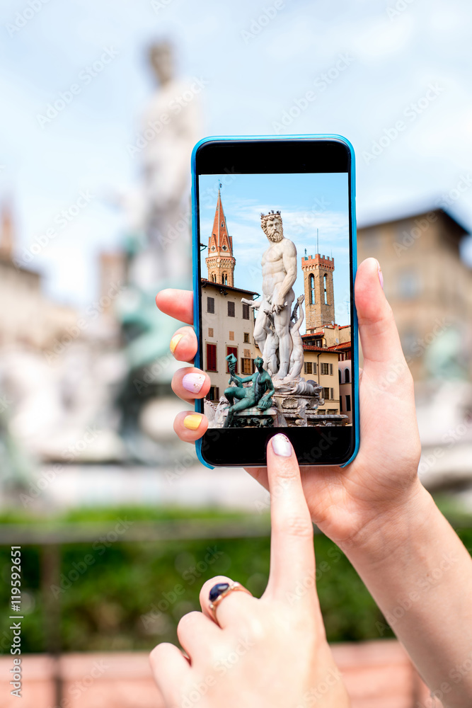 用手机拍摄意大利佛罗伦萨老城区海王星喷泉