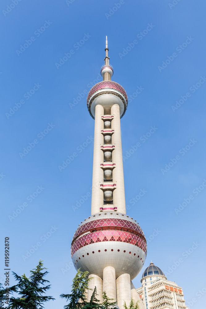 中国上海-2016年8月23日：东方明珠电视塔建筑风光，上海东方体育