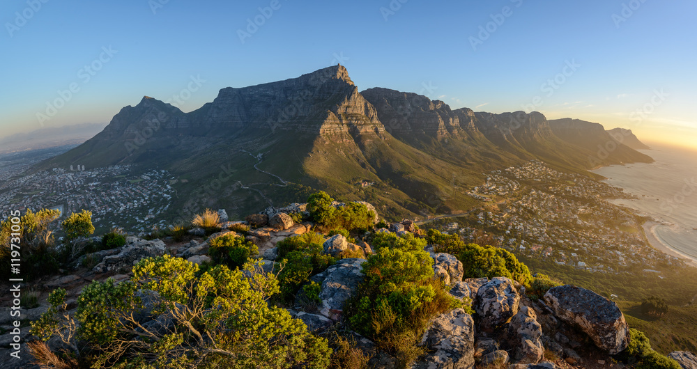 南非西开普省开普敦狮子头的桌山和12名使徒的景色