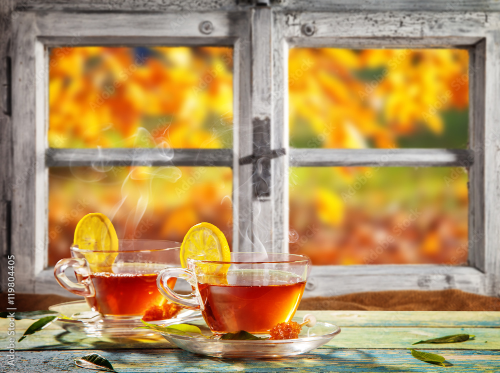 木板上有茶杯的秋天静物