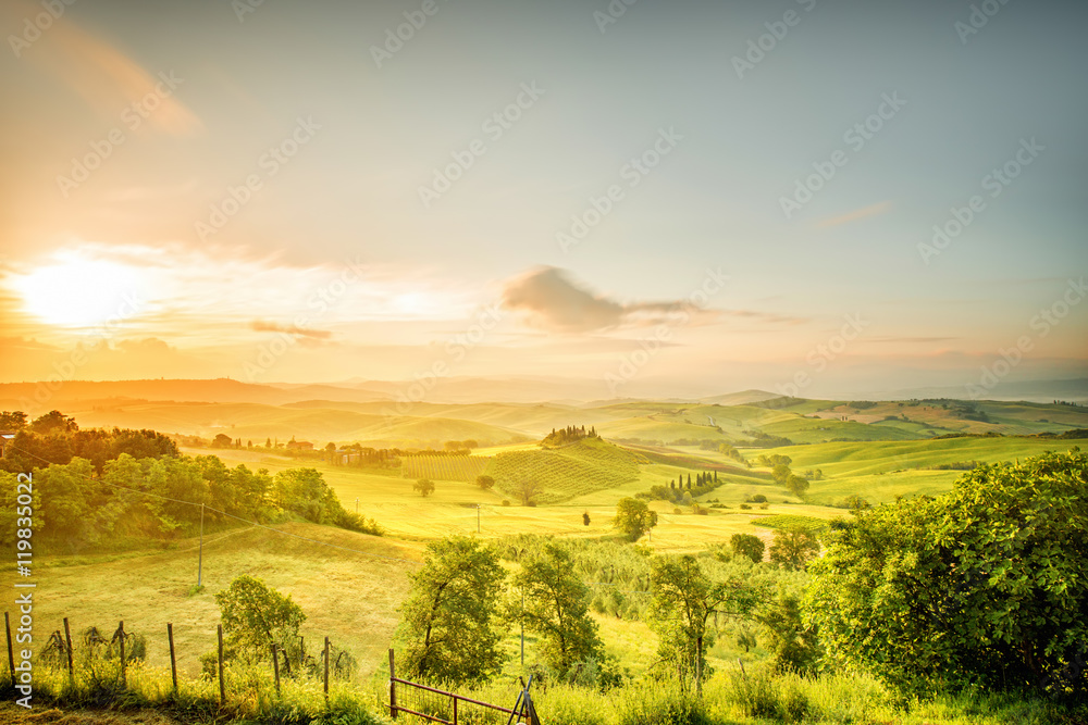 意大利Pienza镇附近Val dOrcia地区早晨美丽的托斯卡纳景观。宽阔