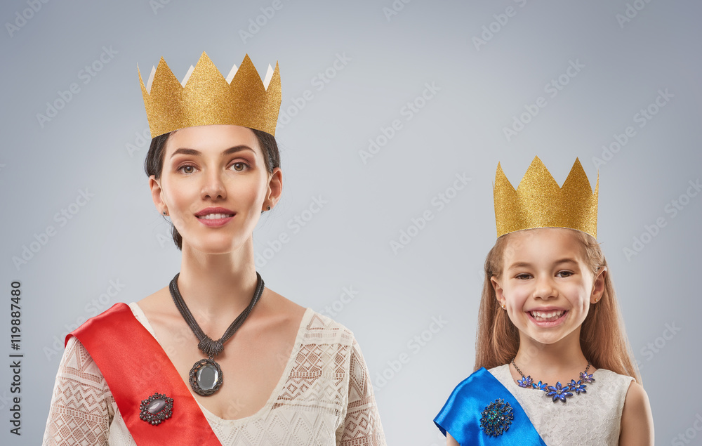 戴金冠的女王和公主