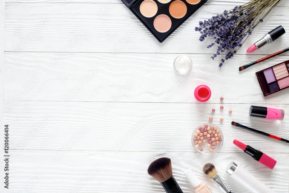 淡紫色顶视图木桌上的化妆套装