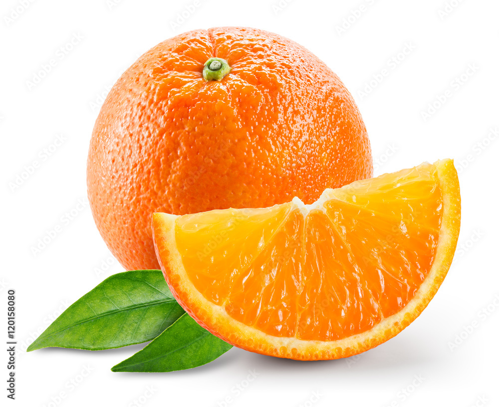 橙色水果，切片和叶子在白色背景上分离。