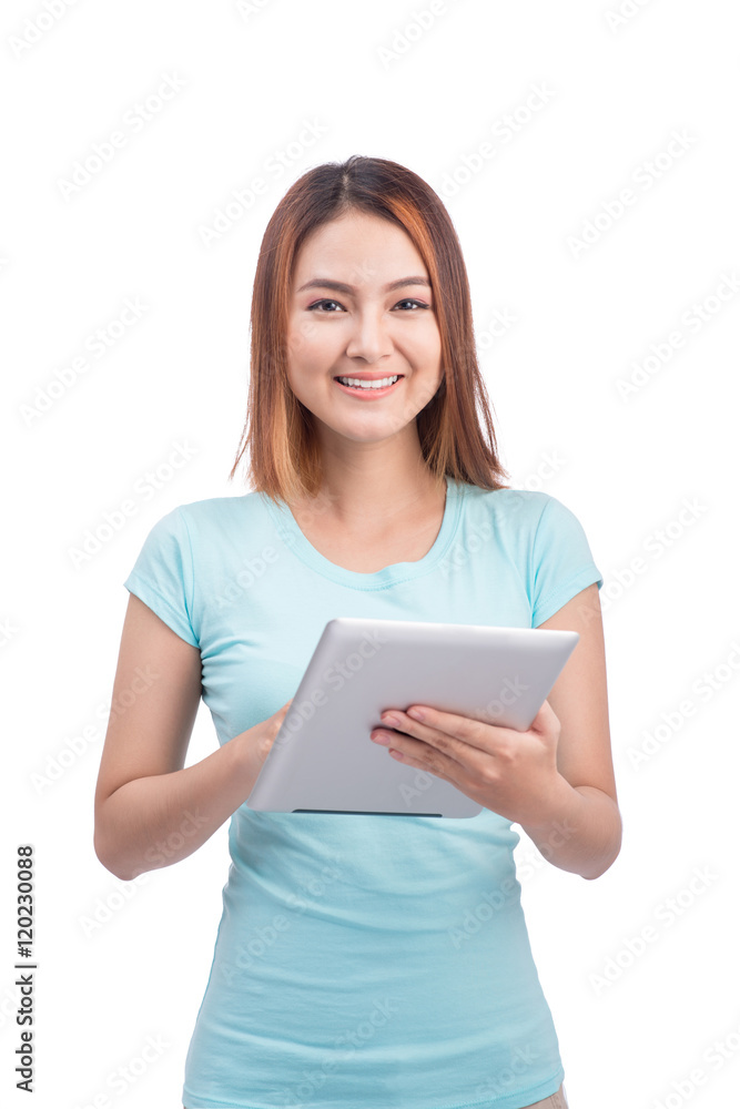 一位微笑的亚洲女性的肖像，白色隔离平板电脑