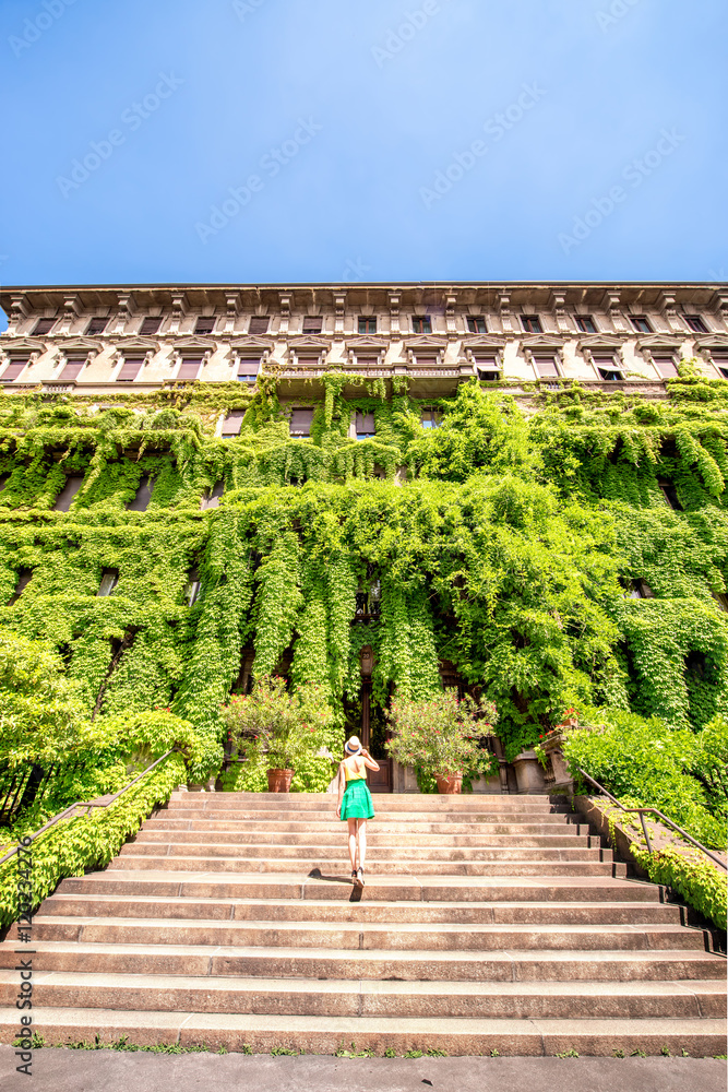 米兰市常青藤覆盖的古老绿色建筑