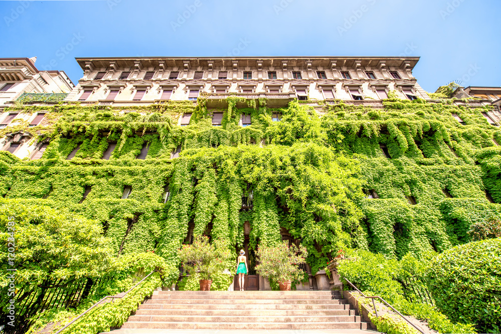 米兰市常青藤覆盖的古老绿色建筑