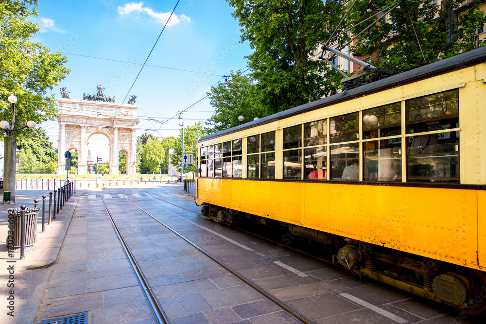 米兰旧黄色有轨电车和辛普隆城门的街景